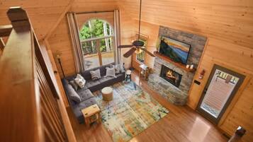 Smart TV, chimenea y libros