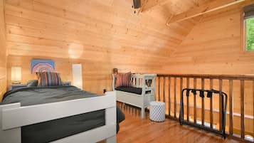 5 bedrooms, iron/ironing board, free WiFi, bed sheets