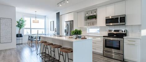 Refrigerador, microondas, horno y parrilla de estufa