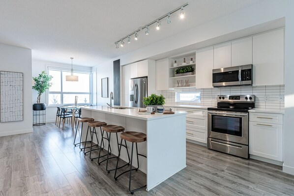 Kjøleskap, mikrobølgeovn, ovn og kokeplater