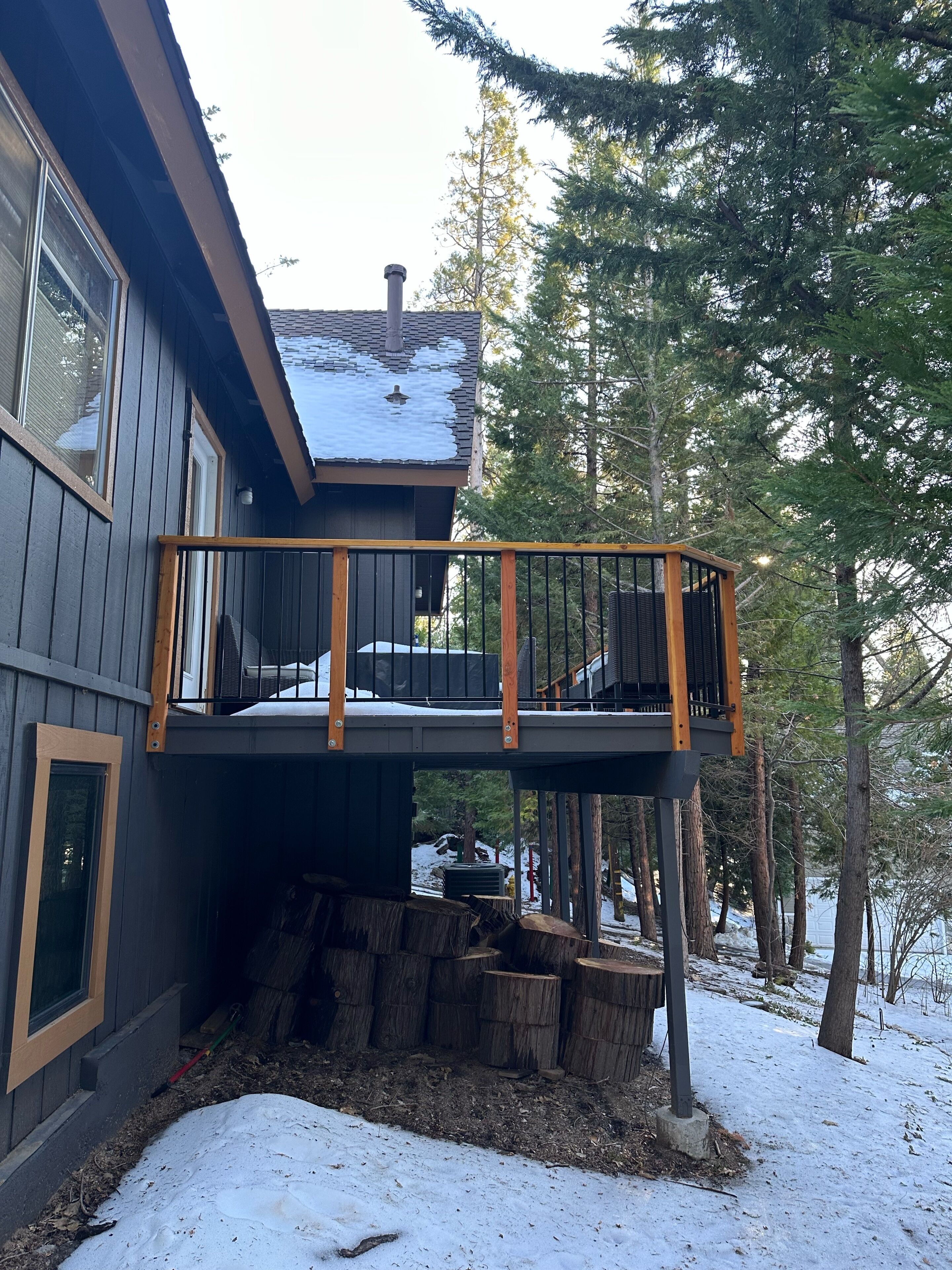 Ein zweigeschossiges Haus mit Balkon und Terrasse.