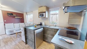 Jääkaappi, mikroaaltouuni, uuni, astianpesukone