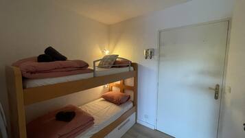 1 bedroom, iron/ironing board, internet, bed sheets
