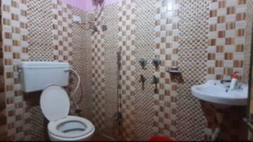 Shower, rainfall showerhead, free toiletries, bathrobes