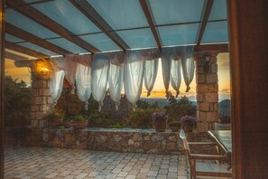 تناول الطعام بالخارج