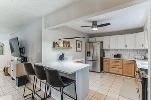 ثلاجة، ميكروويف، فرن، موقد طهي مسطح