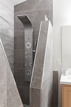 Dusche, Haartrockner, Handtücher, Seife