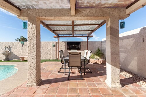 1900 SqFt House 5beds/3bath W/Heated Pool/Spa/BBQ.