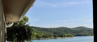 Panoramic Lakeviews! Direct Lakefront Access! Gentle sloping beach! 4 Kayaks!