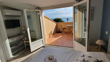 Panoramic Double Room | Individually decorated, individually furnished, laptop workspace