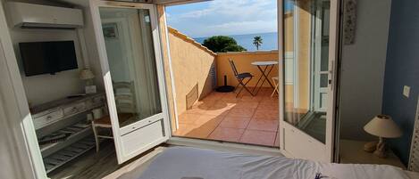 Panoramic dubbelrum | Individuell inredning, unika möbler och arbetsyta för laptop