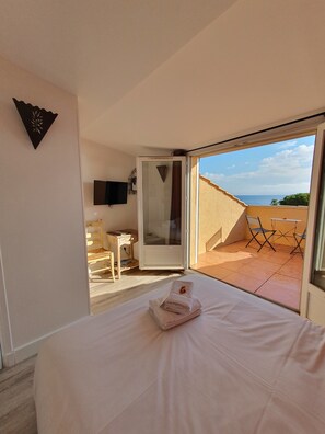 Panorama tweepersoonskamer | Individueel gedecoreerd, individueel gemeubileerd, een laptopwerkplek