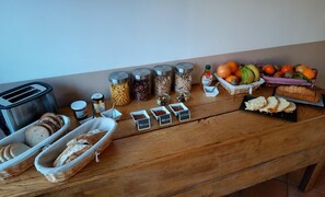 Dagelijks continentaal ontbijt (EUR 15 per persoon)