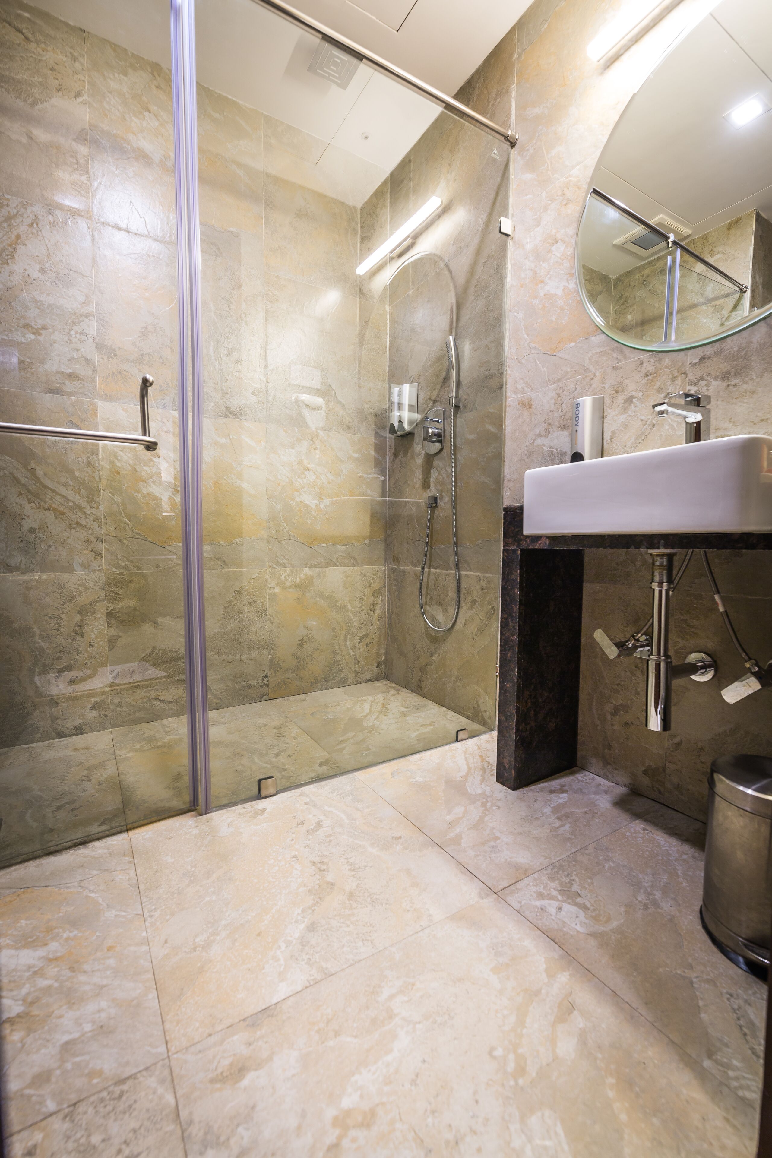 Regadera, regadera tipo lluvia, amenidades de baño gratuitas 