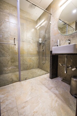 Shower, rainfall showerhead, free toiletries, hair dryer - HOTEL ASANSOL INTERNATIONAL (Asansol)
