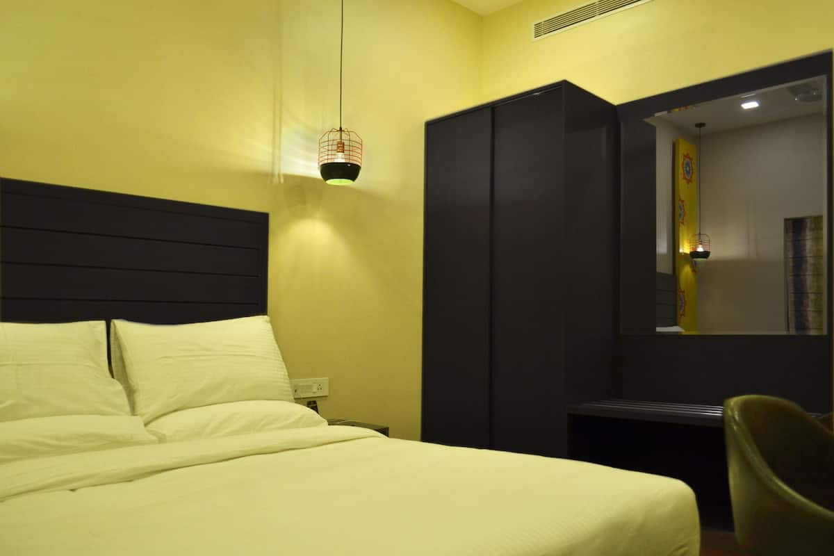 Executive Double Room | 1 bedroom, in-room safe, individually decorated, individually furnished