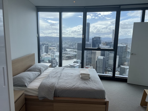 3 bedrooms, desk, iron/ironing board, free WiFi
