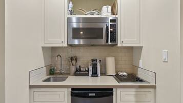 Een koelkast, een magnetron, een kookplaat