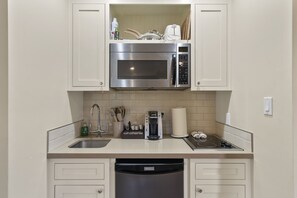 Een koelkast, een magnetron, een kookplaat