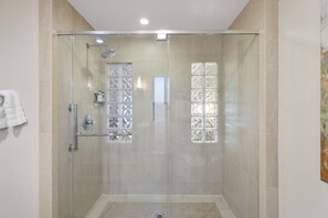 Séchoir à cheveux, serviettes fournies, savon, shampooing
