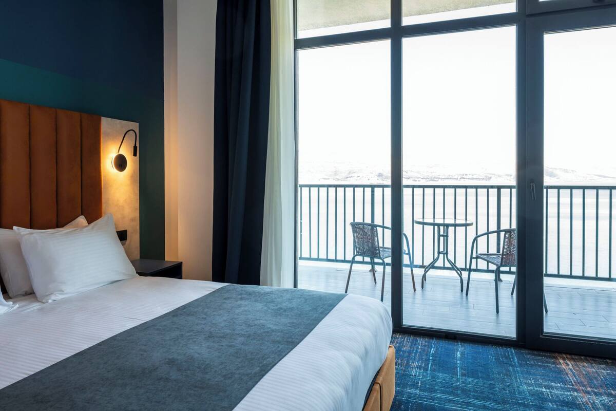 Hochwertige Bettwaren, Betten mit Memory-Foam-Matratzen, Zimmersafe