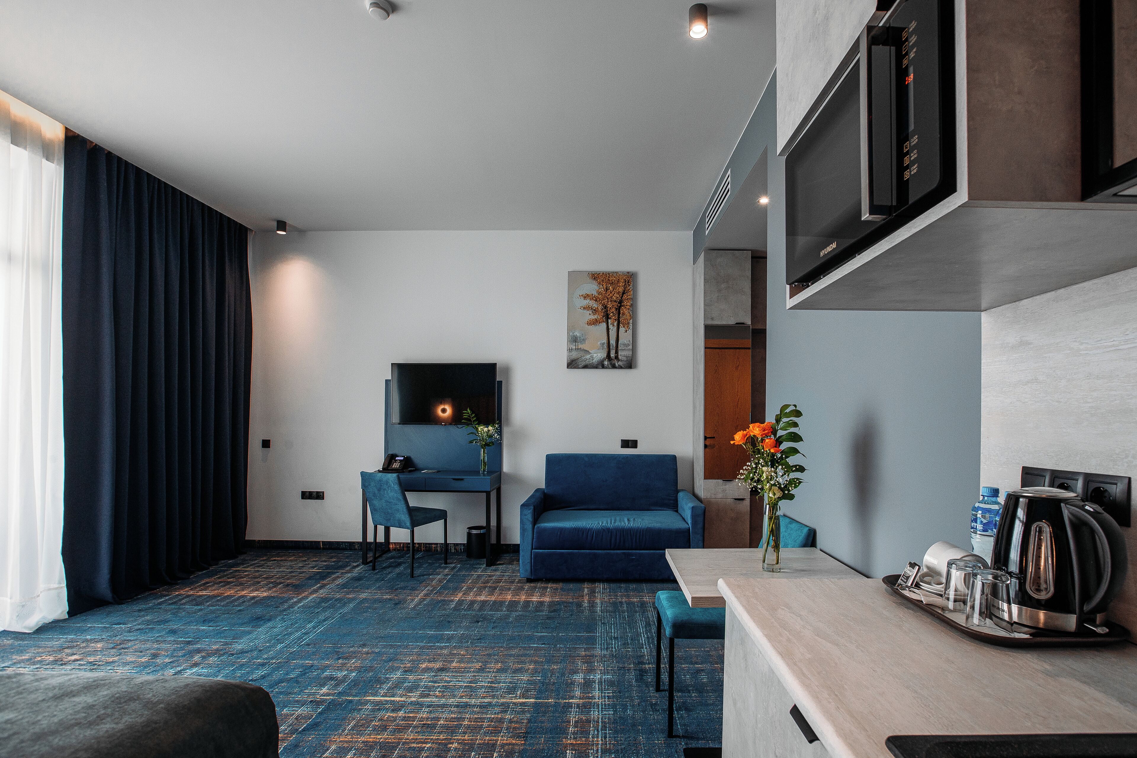 Hochwertige Bettwaren, Schreibtisch, laptopgeeigneter Arbeitsplatz