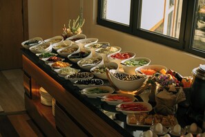 Tägliches Frühstücksbuffet (17.11 USD pro Person)