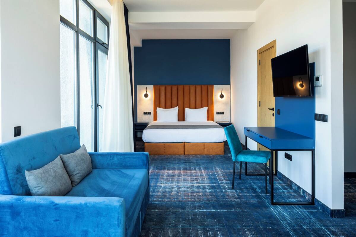 Hochwertige Bettwaren, Betten mit Memory-Foam-Matratzen, Zimmersafe