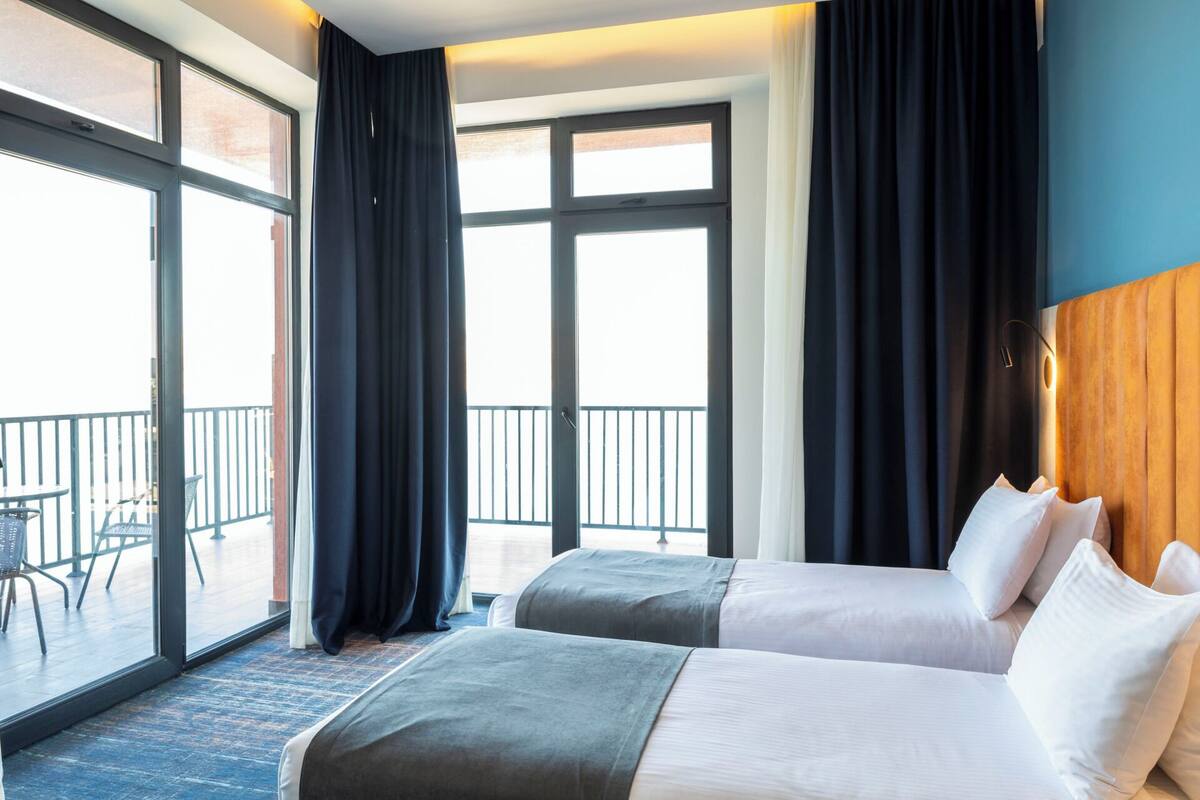 Hochwertige Bettwaren, Betten mit Memory-Foam-Matratzen, Zimmersafe
