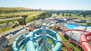 Un parc aquatique doté de plusieurs toboggans et d’une piscine.