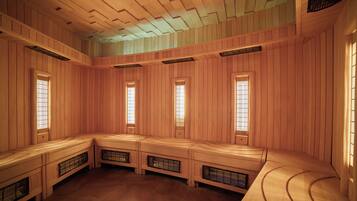 Un cuarto de sauna con paredes, bancos y techo inclinado de madera.