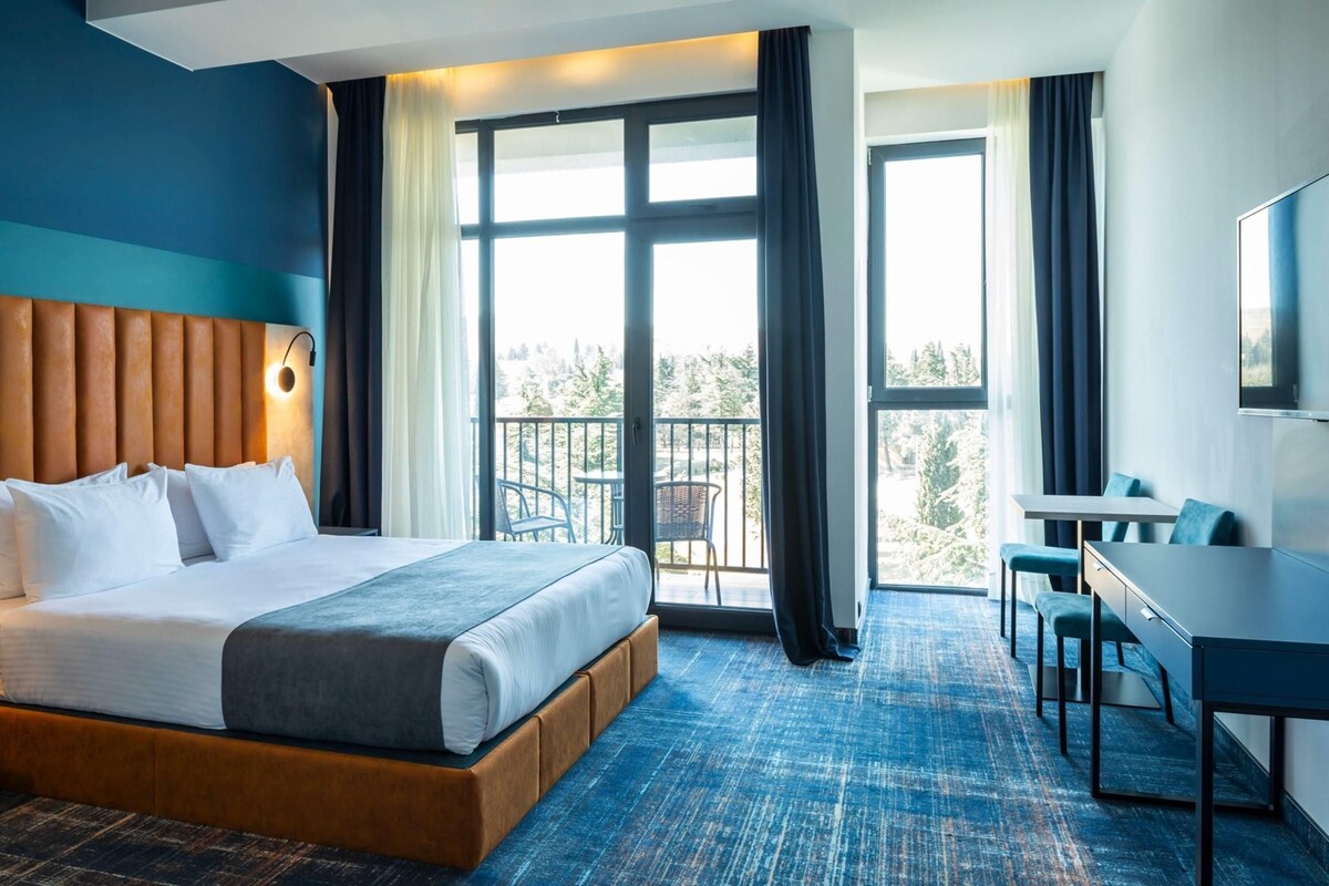 Suite Keluarga, 1 Tempat Tidur Double atau 2 Tempat Tidur Twin (Forest View) | Seprai premium, busa memori, brankas, dan meja kerja