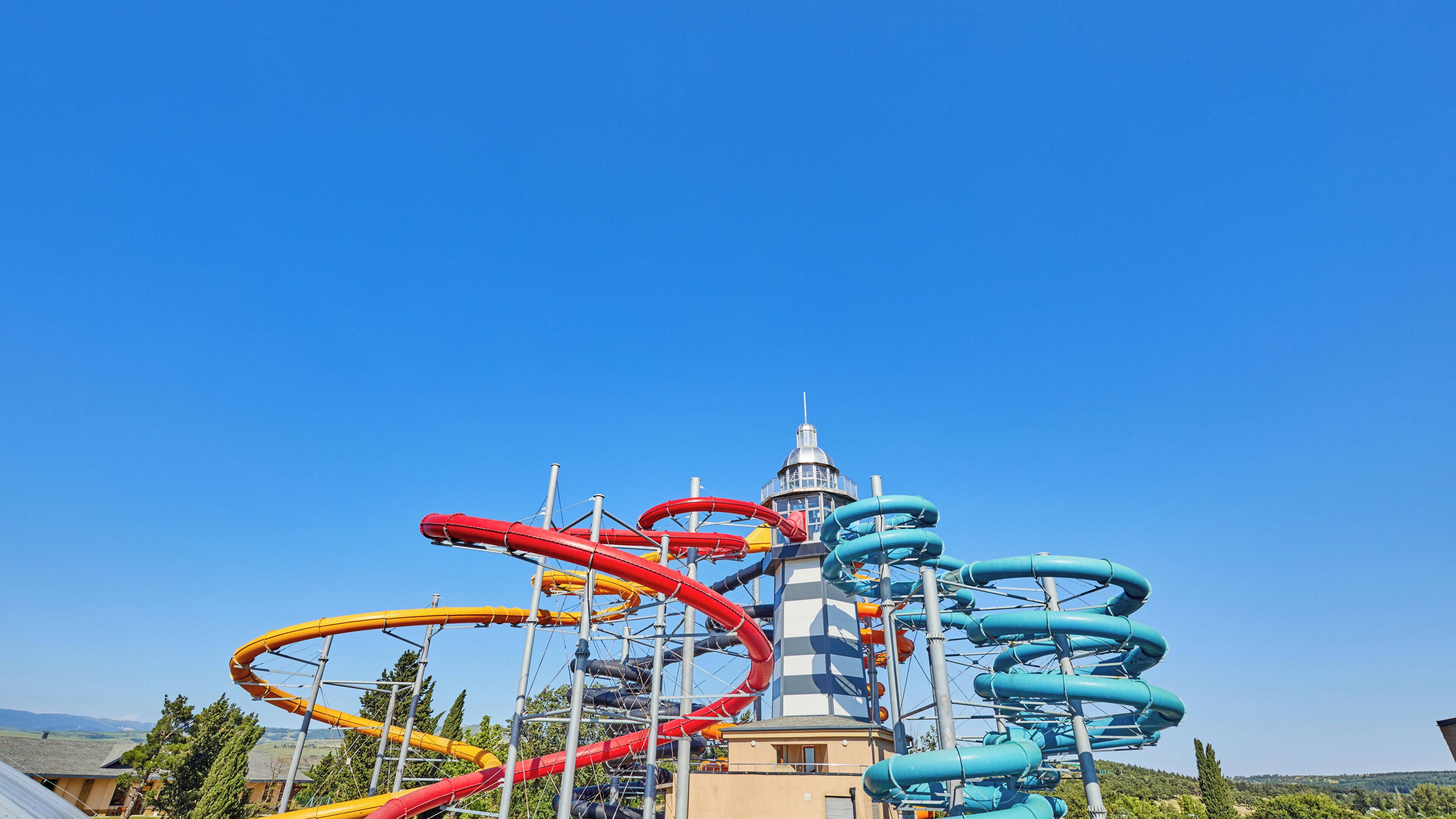 Een waterpark met diverse glijbanen in verschillende kleuren.