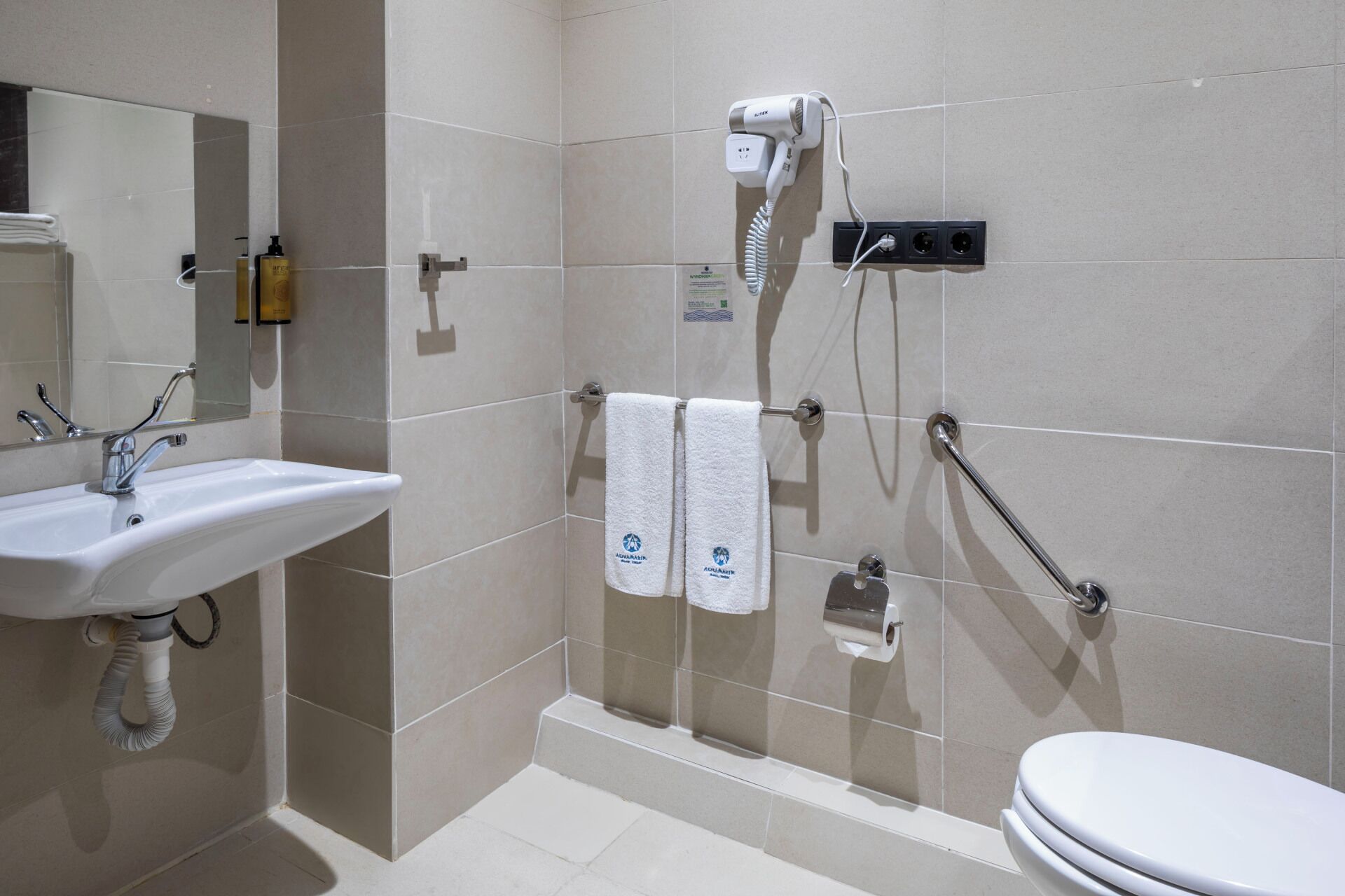 Chambre, plusieurs lits, accessible aux personnes à mobilité réduite, non-fumeurs (Sea View) | Literie de qualité supérieure, matelas mémoire de forme