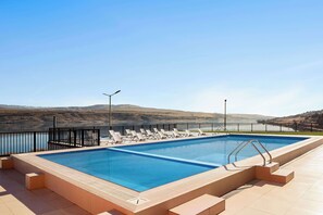 Outdoor pool - Gino Seaside Tbilisi, Trademark Collection by Wyndham (Tbilisi)