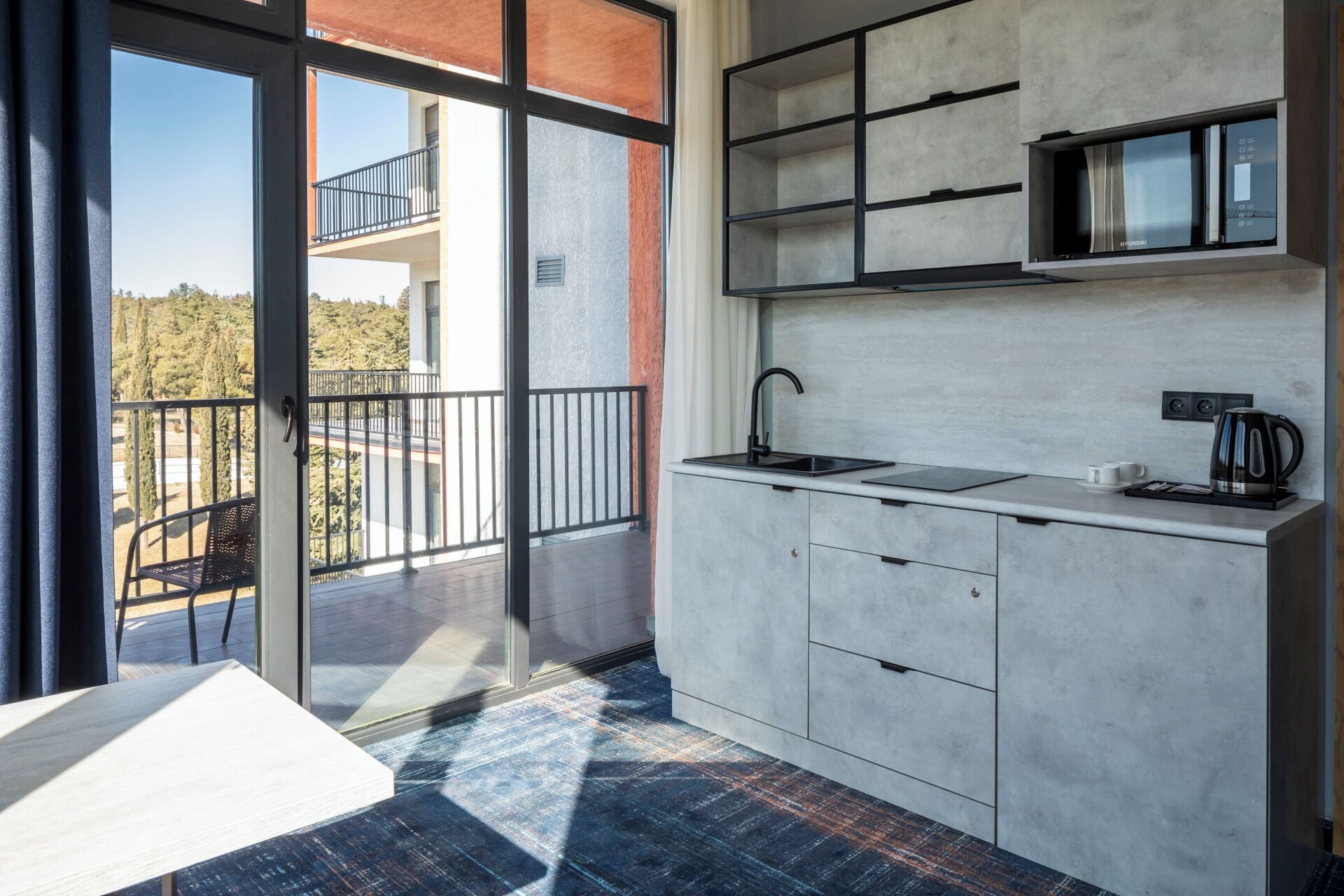 Hochwertige Bettwaren, Betten mit Memory-Foam-Matratzen, Zimmersafe