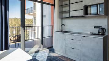 Hochwertige Bettwaren, Betten mit Memory-Foam-Matratzen, Zimmersafe