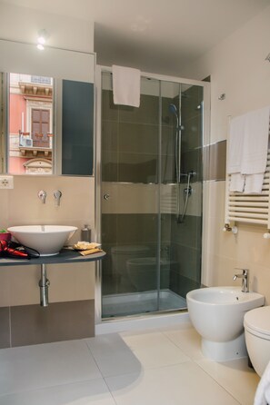 Douche, sèche-cheveux, bidet, serviettes fournies