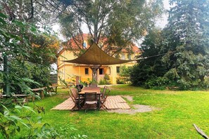 Outdoor dining - Villa Sophienschlösschen near Berlin - 5 lakes, 3500sqm garden + FREE sauna (Marienwerder)