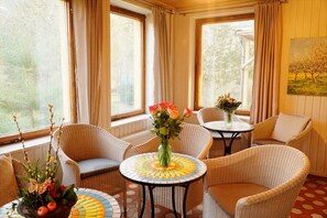 Dining - Villa Sophienschlösschen near Berlin - 5 lakes, 3500sqm garden + FREE sauna (Marienwerder)