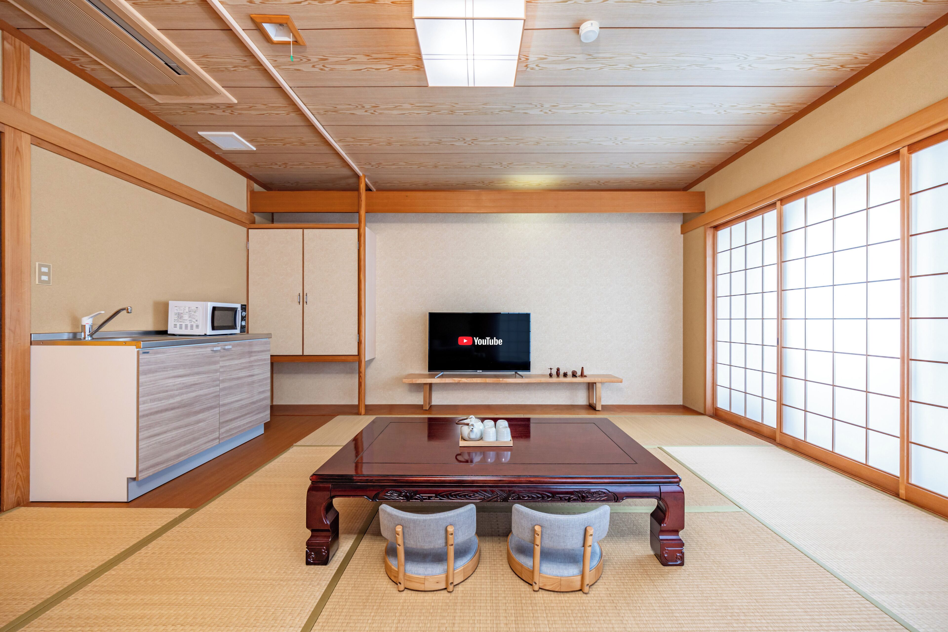 Azami Ann 302 | リビング エリア | 42 インチの液晶テレビ (デジタル放送視聴可)、テレビ