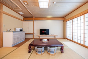 Azami Ann 302 | Living area | 42-inch LCD TV with digital channels, TV - Azami Ann (Shirahama)