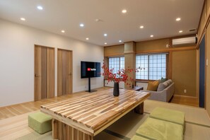 Azami Ann SUITE201 | Wohnbereich | 42-Zoll-LCD-Fernseher mit Digitalempfang, Fernseher