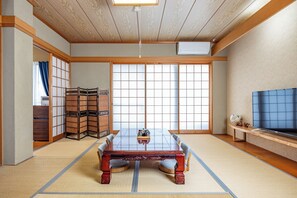 Azami Ann 301 | Living area | 42-inch LCD TV with digital channels, TV - Azami Ann (Shirahama)