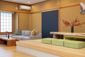 Azami Ann SUITE201 | Wohnbereich | 42-Zoll-LCD-Fernseher mit Digitalempfang, Fernseher