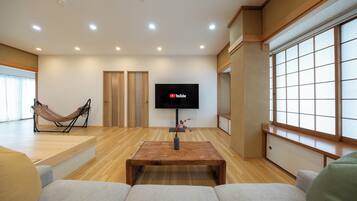 Azami Ann SUITE201 | Área de estar | TV LCD 42 polegadas com canais digitais, TV