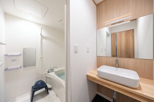 Azami Ann 302 | Baño | Ducha y bañera combinadas y artículos de higiene personal gratuitos