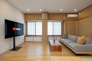 Azami Ann SUITE201 | Woonruimte | Een 42-inch lcd-televisie met digitale zenders en een televisie