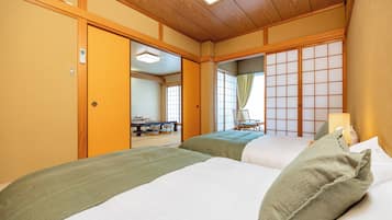 Et traditionelt japansk soveværelse med tatami gulv, skydedøre og en futon seng.