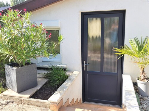 Appartement Élégant en rez de Jardin Avec Piscine et Terrasse